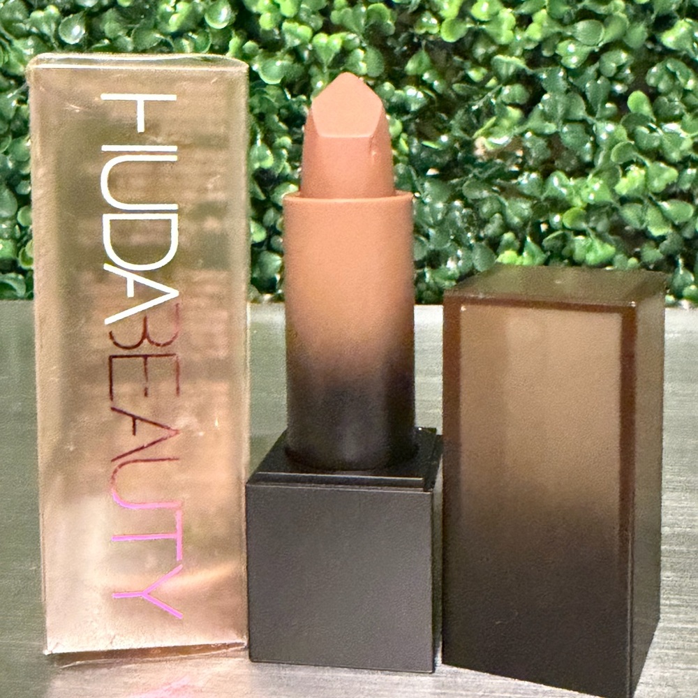 HUDA BEAUTY Bossy Browns Cream Lipstick